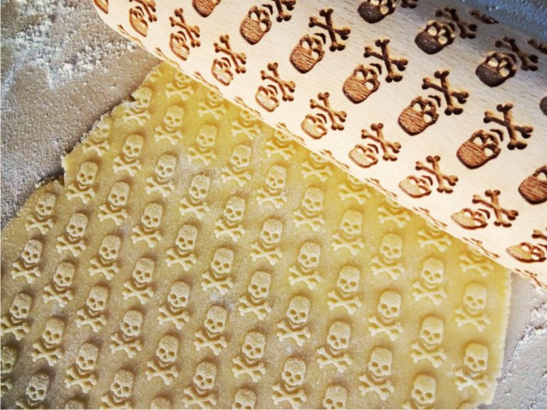p 1 3 6 4 1364 SKULL and CROSSBONES Embossing Rolling Pin scaled