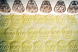 p 5 7 6 576 SUGAR SKULLS Embossing Rolling Pin