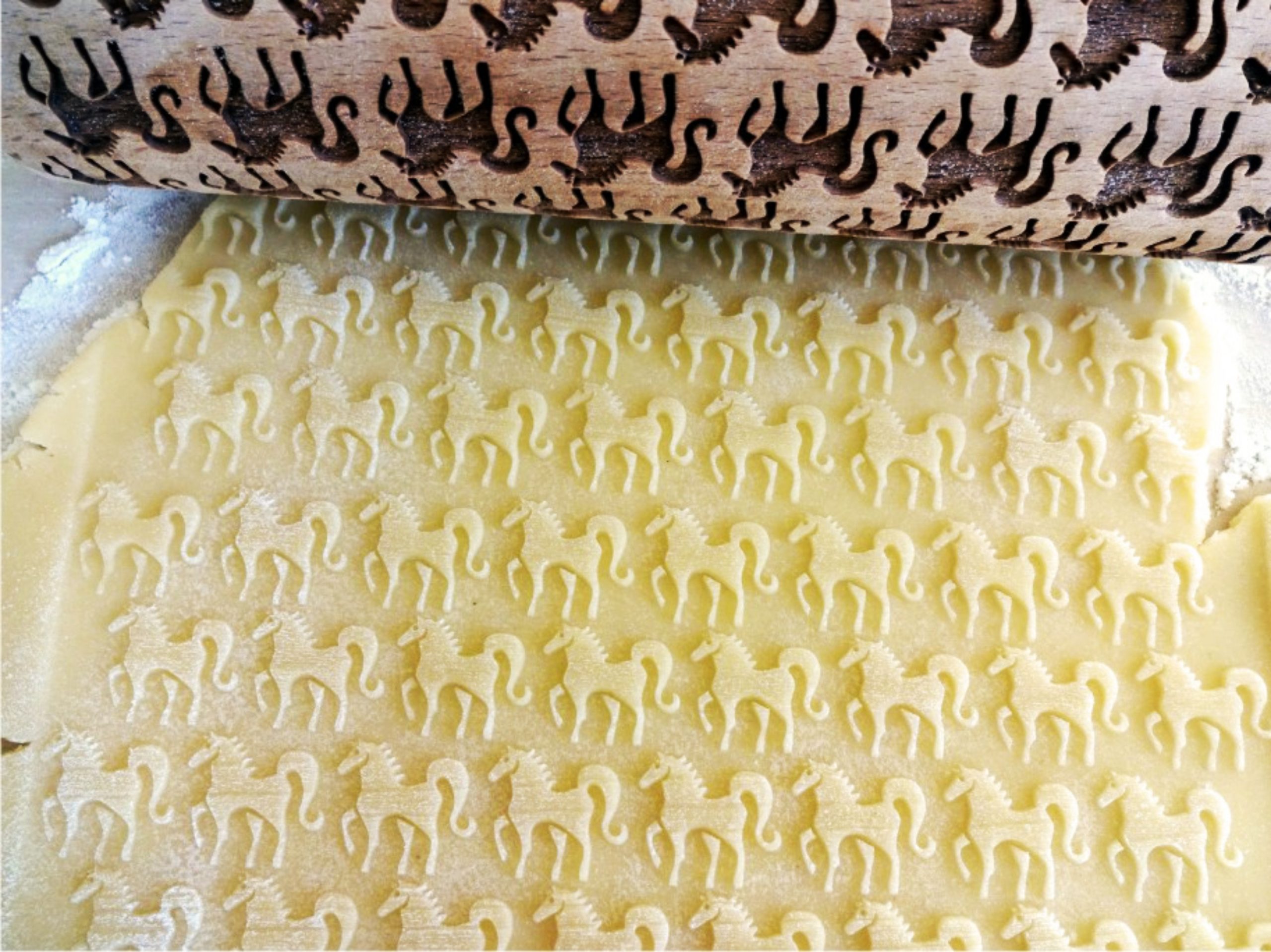 p 8 8 9 889 HORSES Embossing Rolling Pin scaled