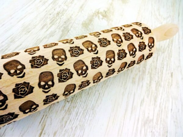 p 1 5 7 3 1573 SKULLS and ROSES Embossing Rolling Pin scaled