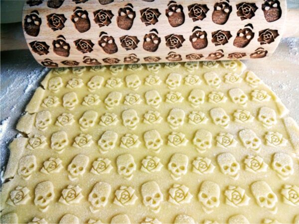 p 1 5 7 4 1574 SKULLS and ROSES Embossing Rolling Pin scaled