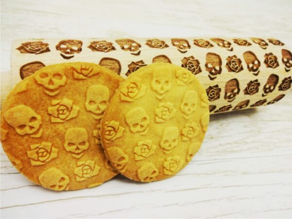 p 1 5 7 5 1575 SKULLS and ROSES Embossing Rolling Pin scaled