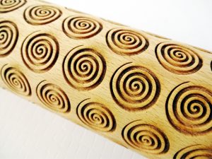 p 1 5 9 8 1598 HIPNOTIC SWIRLS Embossing Rolling Pin scaled